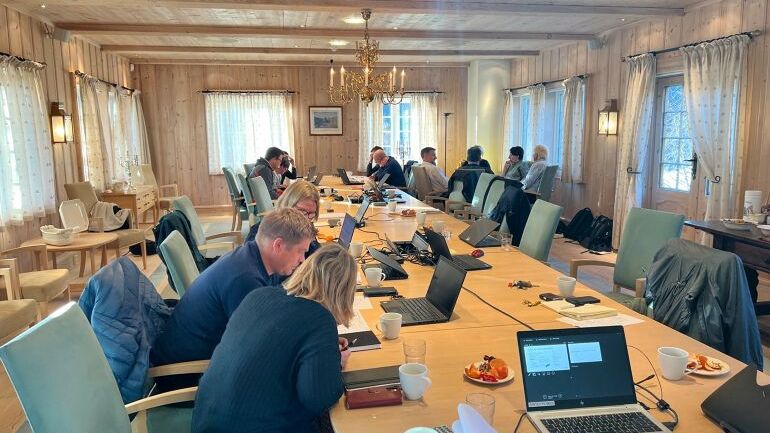 Ledere i Dovre arbeider sammen under lederutviklingen